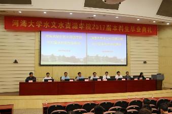英国365上市公司隆重举行2017届本科生毕业典礼