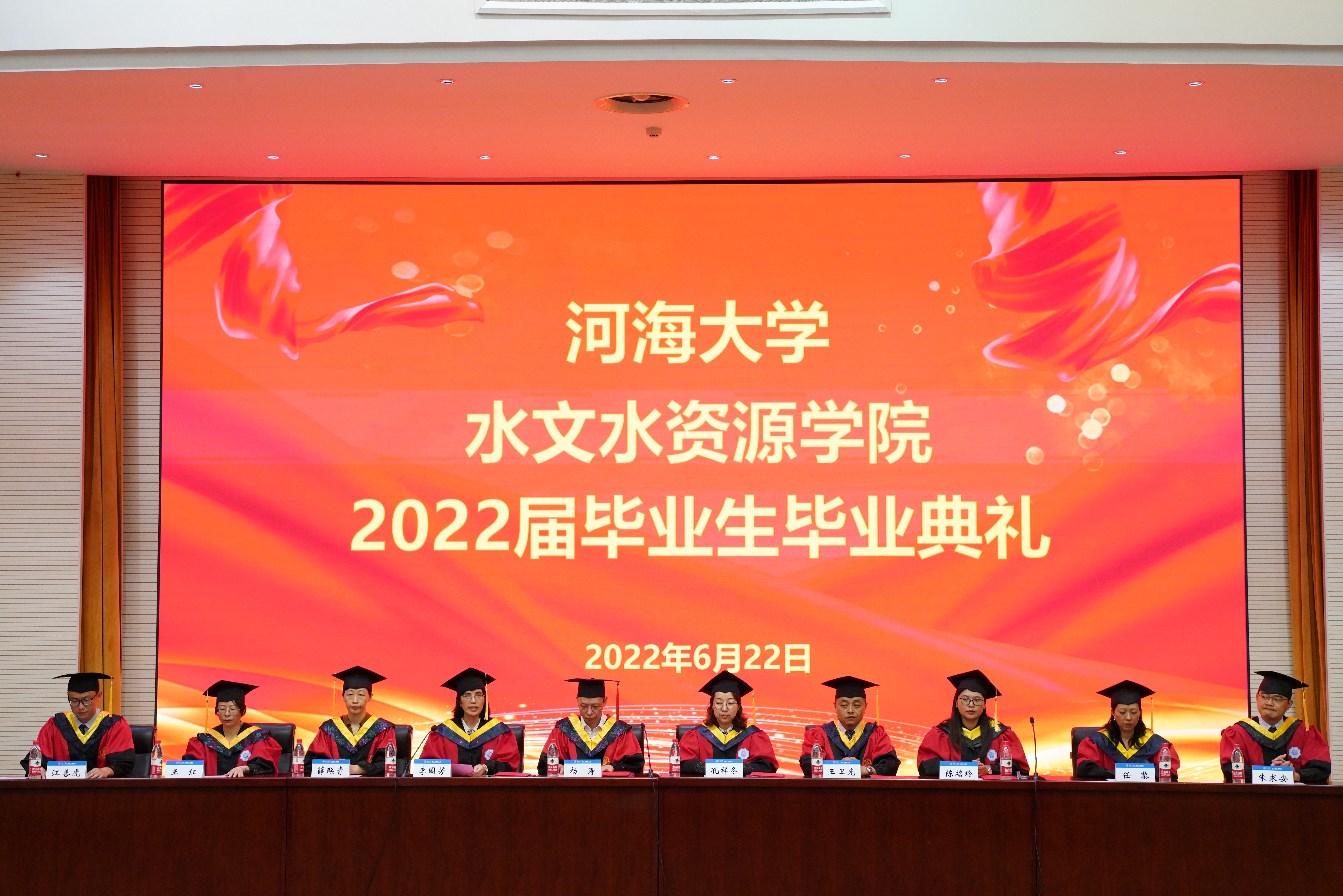 英国365上市公司隆重举行2022届毕业生毕业典礼
