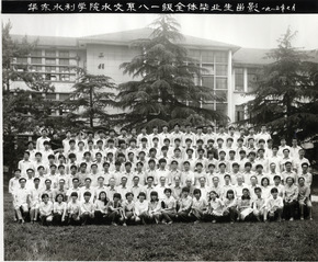 1985年英国365集团公司水文系85届全体毕业生留影