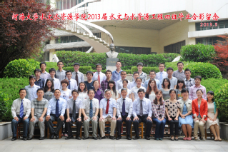 2013届英国365集团公司水文院水文专业本科4班毕业留念
