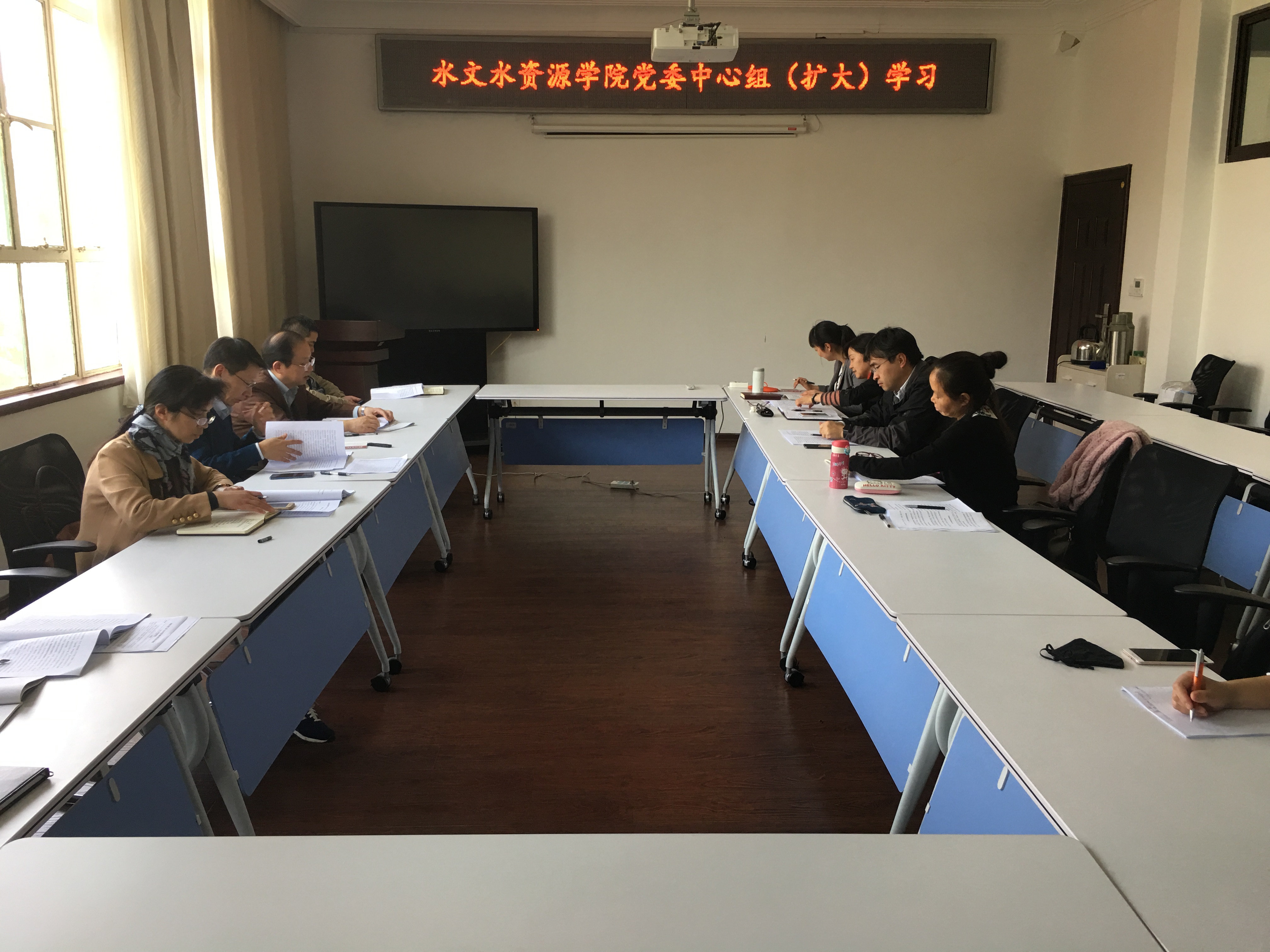 英国365上市公司举行党委中心组（扩大）学习会