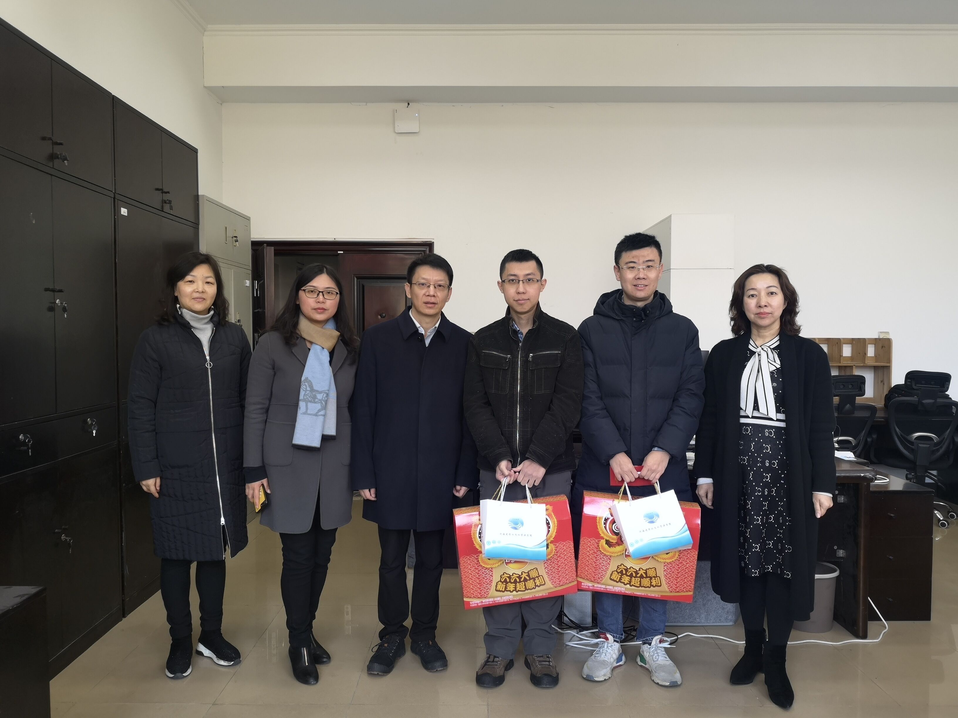 英国365上市公司领导看望慰问留校师生